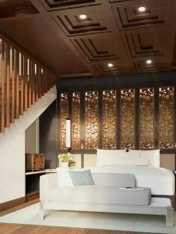 Luxuriöses Hotelzimmer mit moderner Treppe und eleganter Beleuchtung