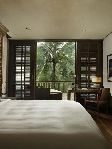 Hotelzimmer mit Palmenblick vom Balkon und edler Einrichtung