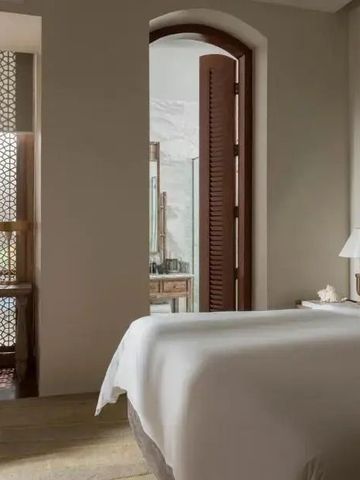 Schlichtes und stilvolles Schlafzimmer mit Holzdetails und sanftem Tageslicht