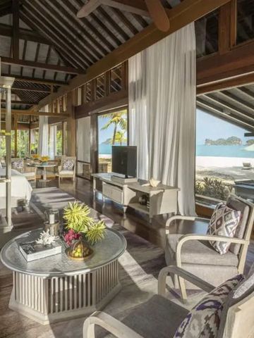 Luxuriöses Wohnzimmer mit Glasfront und Meerblick im Four Seasons Resort Langkawi