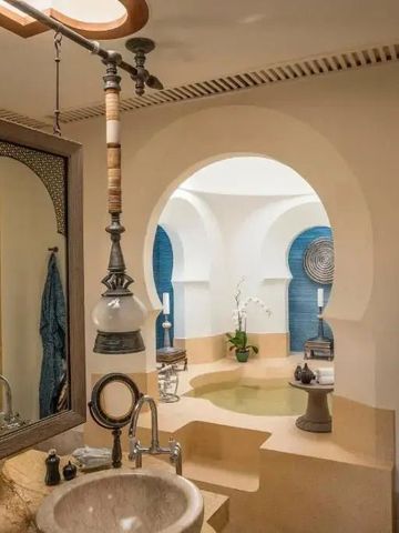 Luxuriöses Badezimmer mit eleganten architektonischen Details und freistehender Wanne.