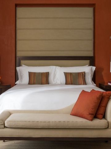 Luxuriöses Schlafzimmer mit eleganter Sofabank im Four Seasons Resort Marrakech