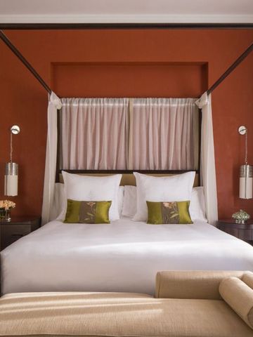 Stilvolles Himmelbett im Gästezimmer des Four Seasons Resort Marrakech