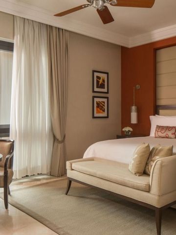 Gemütliches Zimmer mit Sitzecke und großer Fensterfront im Four Seasons Resort Marrakech