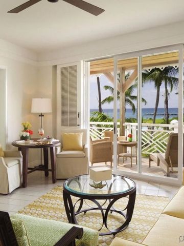 Wohnbereich eines Zimmers mit Meerblick im Four Seasons Resort Nevis.