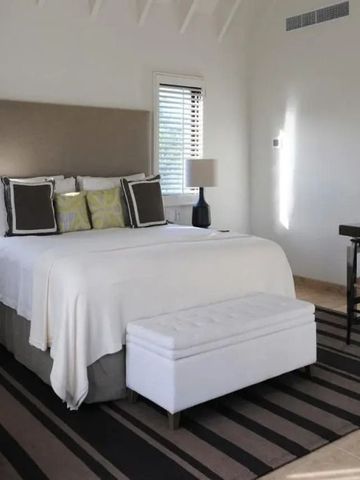 Modernes Zimmer mit Schreibtisch und Sitzecke im Four Seasons Resort Nevis.