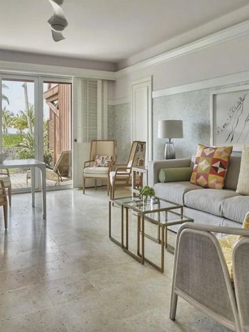 Lichtdurchflutetes Wohnzimmer im Four Seasons Resort Nevis mit moderner Einrichtung.