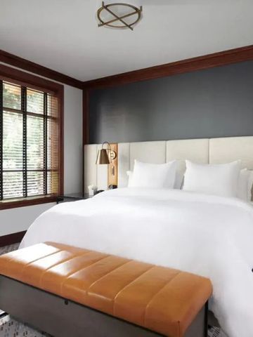 Elegantes Hotelzimmer mit Kingsize-Bett und moderner Einrichtung