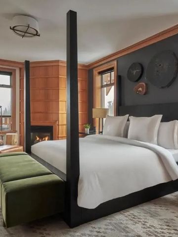 Luxuriöse Suite mit Himmelbett und gemütlichem Kamin im Hotel