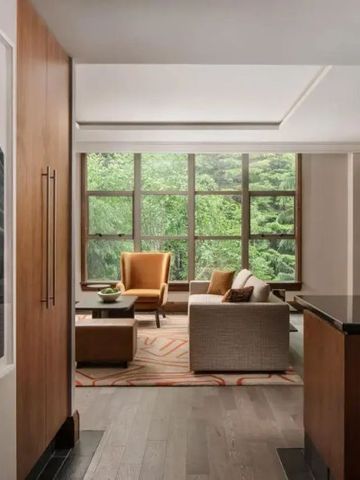 Helle Suite mit großer Fensterfront und stilvollem Interieur