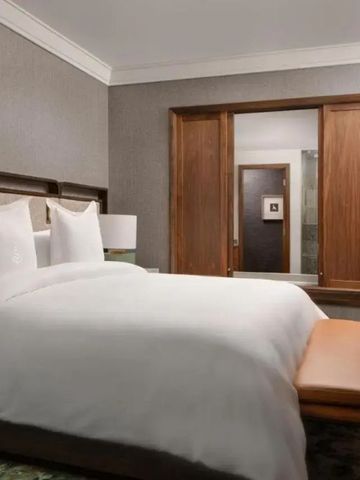 Luxuriöses Gästezimmer mit elegantem Doppelbett und moderner Einrichtung