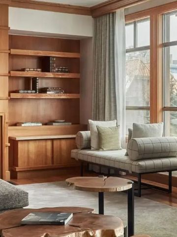 Gemütlicher Sitzbereich mit Bücherregal und großem Fenster