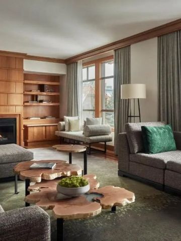 Harmonisches Wohnzimmer mit Sofas vor einem Kamin mit Fensterblick