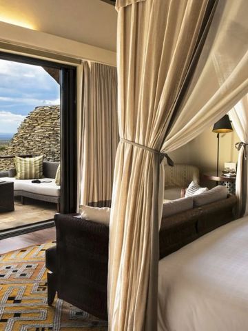 Luxuriöse Suite mit Himmelbett und Terrasse mit Blick auf die Savanne
