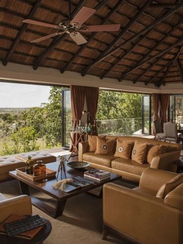 Geräumige Lounge mit gemütlichen Sofas und Panoramablick auf die Landschaft