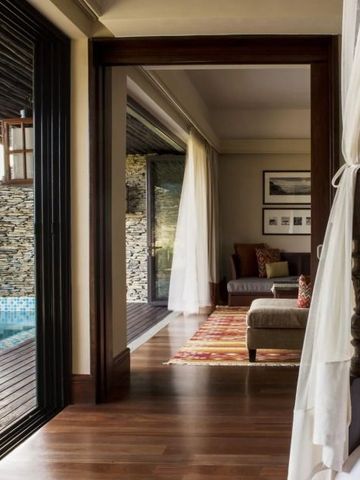 Luxuriöses Zimmer mit Blick auf den privaten Pool und elegante Einrichtung.
