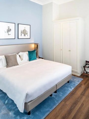 Helles Schlafzimmer im Fraser Suites Hamburg mit großem Bett und geschmackvoller Dekoration