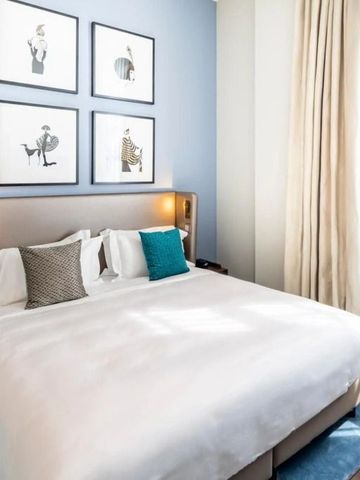 Schlafzimmeransicht mit Kunstwerken an der Wand und elegantem Interieur im Fraser Suites Hamburg