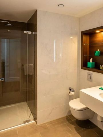 Helles Badezimmer mit großer Dusche und moderner Ausstattung.
