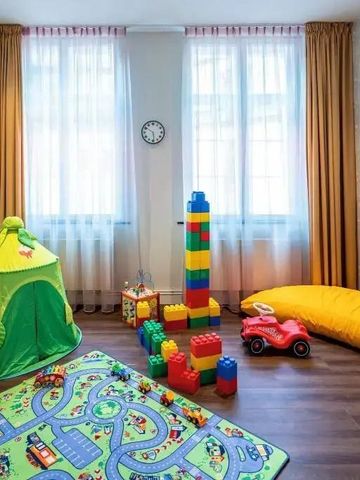 Spielzimmer mit Spielzeug, Zelt und großem Bauklötze-Turm