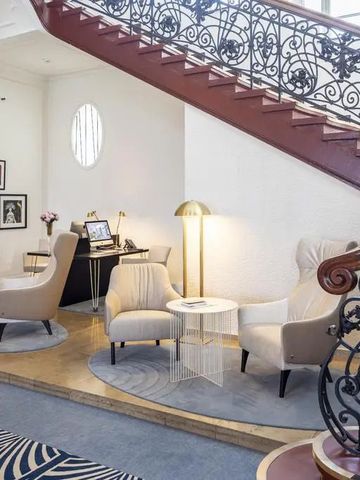 Stylische Sitzecke unter einer geschwungenen Treppe