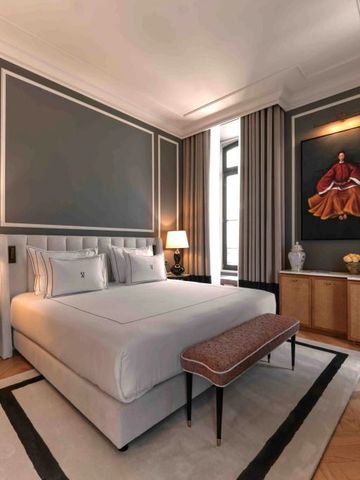Hotelzimmer mit edlem Interieur und großem Bett in sanften Farben