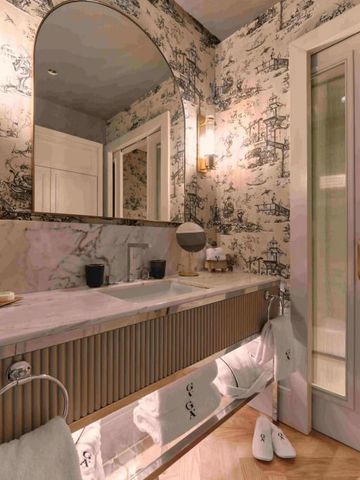 Luxuriöses Badezimmer mit eleganten Tapeten und Doppelwaschbecken