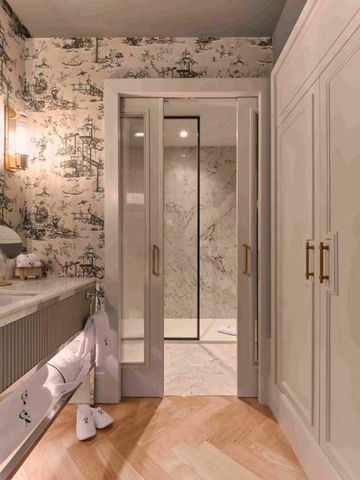 Elegantes Bad mit hochwertigen Materialien und diskretem Luxus