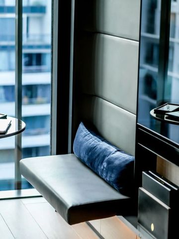 Moderne Sitzgelegenheit mit Stadtblick im Hotelzimmer.
