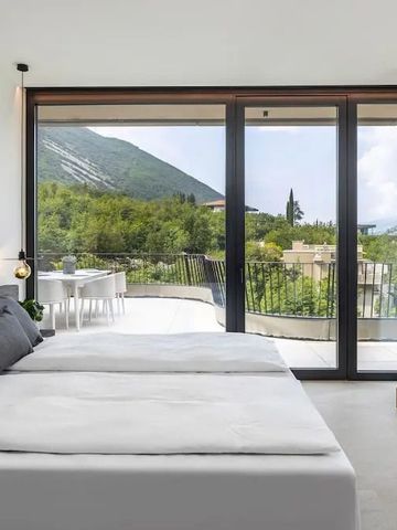 Helles Schlafzimmer mit Panoramafenster und Blick auf die Landschaft