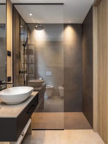 Modernes Badezimmer mit großer Dusche und stilvollem Waschbecken