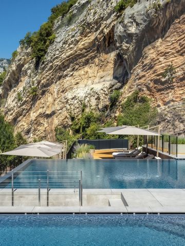 Infinity-Pool mit atemberaubender Gebirgskulisse im Hintergrund