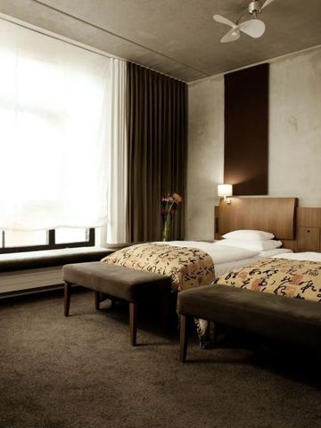 Doppelbettzimmer in modernen Erdtönen eingerichtet