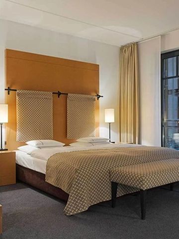 Gemütliches Doppelzimmer mit modernem Design und großen Fenstern
