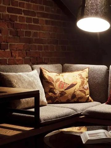 Gemütlicher Lounge-Bereich mit Sofas und stimmungsvoller Beleuchtung