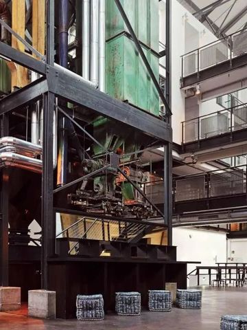 Industrielle Architektur mit modernen Elementen
