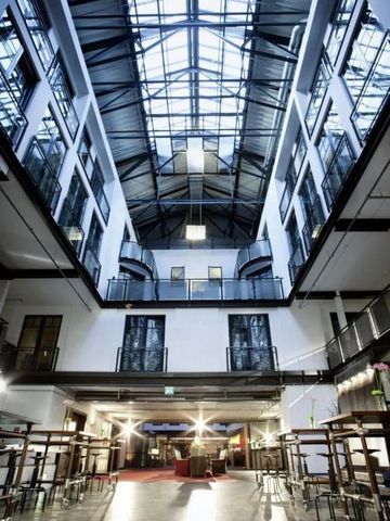 Industriearchitektur mit Glasdach und Brücken im Gastwerk Hotel Hamburg