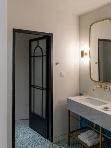 Modernes Badezimmer mit Doppelwaschbecken und stilvollem Spiegel