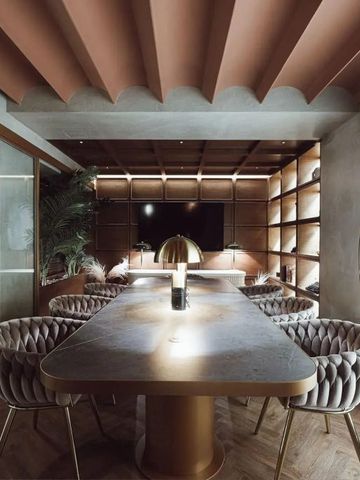 Elegantes, modernes Lounge-Design mit runder Fensteröffnung