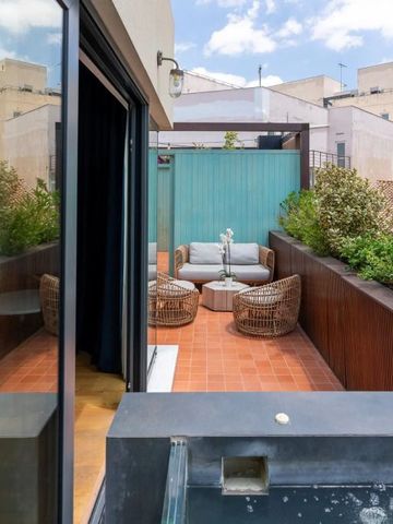 Kleine Terrasse mit modernen Möbeln und Stadtblick