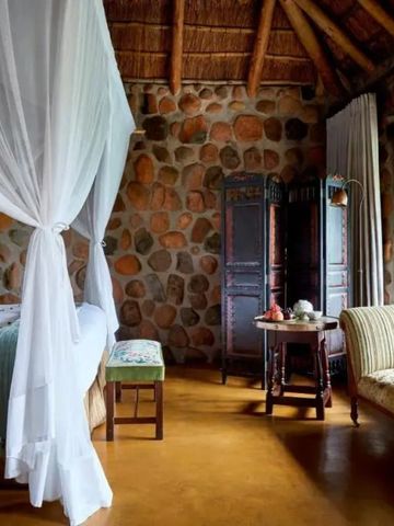 Lodge-Zimmer mit Baldachinbett und Holzdekor