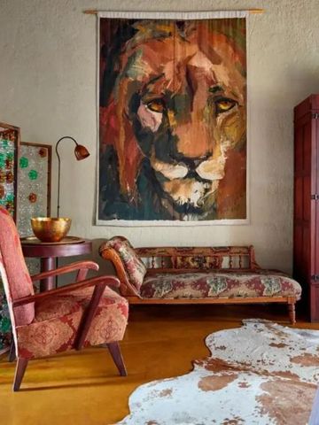 Luxuriöse Lounge mit Kunstwerk eines Löwen und eleganten Möbeln