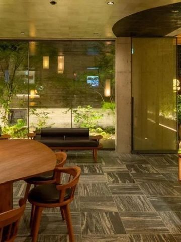 Atmosphärischer Lounge- und Essbereich mit natürlicher Beleuchtung