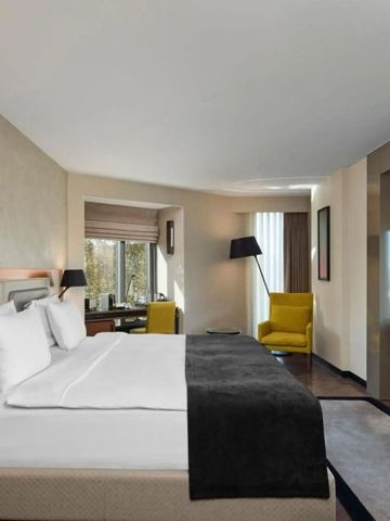 Geräumiges Zimmer mit stilvollen Möbeln und eleganter Atmosphäre