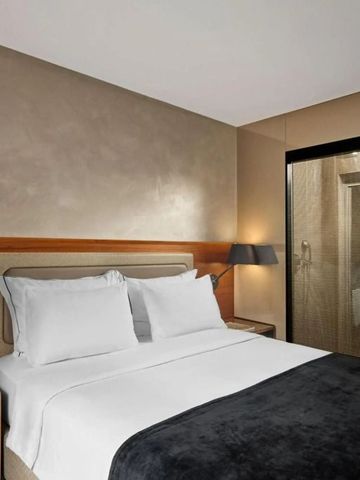Modern eingerichtetes Zimmer mit Kingsize-Bett und eleganten Dekorationen.