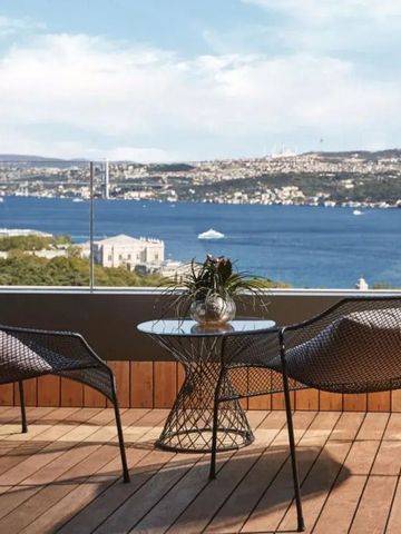 Terrasse mit beeindruckendem Blick auf den Bosporus und stilvollen Sitzmöbeln.