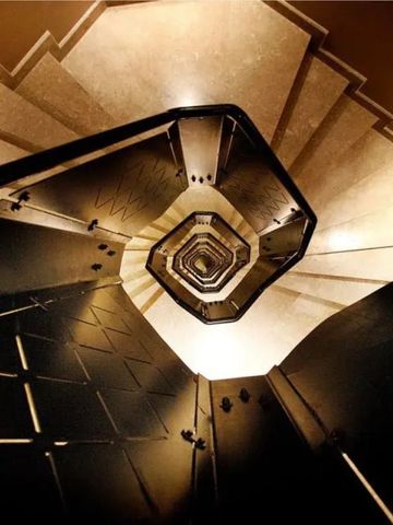 Schwindelerregende Spiraltreppe in warmem Licht
