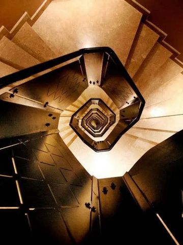 Beeindruckende Spiraltreppe, dramatisch beleuchtet