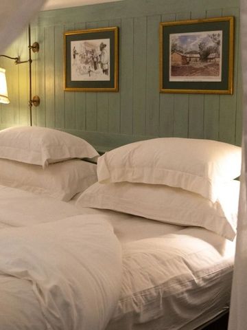 Gemütliches Doppelbett in einem geschmackvoll dekorierten Zimmer