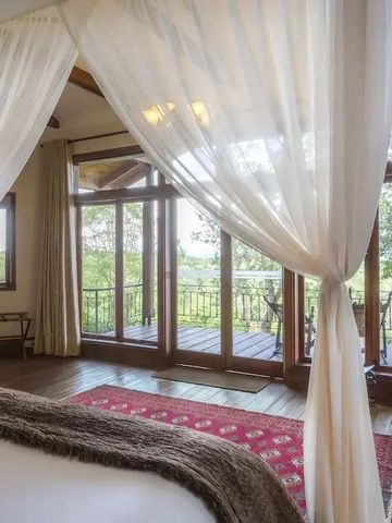 Luxuriöses Schlafzimmer mit Baldachin und herrlichem Blick auf die Natur